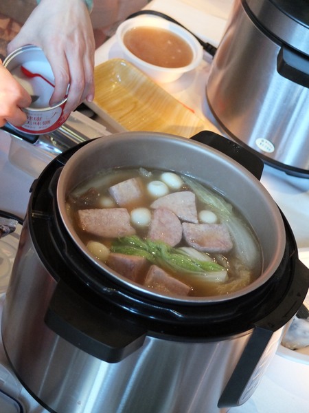 佛跳牆出爐前,來點健康鹽調味;而鵪鶉蛋最後才下鍋的結果,顆顆完整飽滿,沒有被煮爛,妍希老師果真是有兩把刷子。