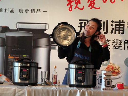 智慧萬用鍋,連蓋子設計都有智慧,可以密封不透氣,有如壓力快鍋。