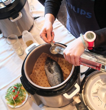 這鍋還真神奇,無水烹調還能煎魚,底部還鋪上有可愛圖案的烹飪專用紙,可見妍希老師用心良苦,只為了吸引上課同學的目光。