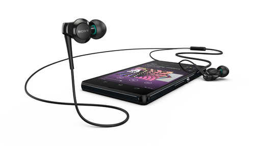 Xperia Z 盒裝內附 Sony MH-EX300AP 立體聲耳機,驅動單體高達 13.5 mm,提供更清晰明亮的音效,特殊的材質,享受音樂更豐富、更舒適