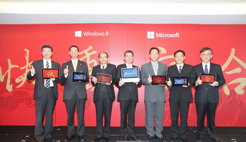 有別於其他平台,Windows 8 除了可以讓企業及合作夥伴開發 B2C 的 App 外,更讓其開發可與後端營運系統整合的內部營運 App。左起凌群副總經理李振寰、永慶房屋資訊處協理陳澤維、日盛證券資訊長鍾學悌、台灣微軟總經理蔡恩全、三軍總醫院資訊室主任簡旭生上校、昕力資訊總經理姚勝富、中菲電腦副總經理黃珂。