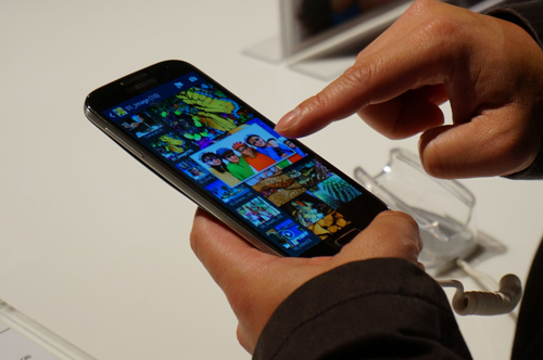 Samsung GALAXY S4 懸浮預覽(Air View) 功能讓使用者只要將手指懸浮於螢幕上便能預覽電子郵件、S Planner、圖庫或影片等應用程式