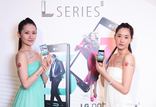模特兒展示 LG Optimus L II 系列,時尚經典設計元素一樣耀眼。