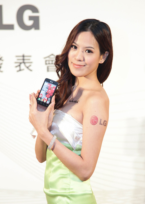 模特兒展示 LG Optimus Duet 外型,俐落線條、美背設計搶眼。