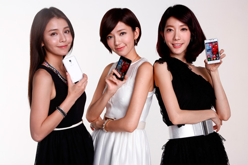 Dream Girls 應邀體驗 LG Optimus L II 系列,經典設計元素讓三人心動不已。