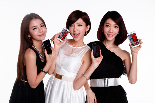 LG Optimus L II 與 Duet 系列黑白雙色外型讓 Dream Girls 一眼就愛上。