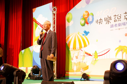 中華電信李炎松總經理勉勵小朋友半年來的辛苦準備,希望未來每個人對於英語學習能持續保持熱情