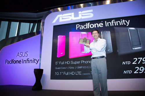 華碩執行長沈振來介紹PadFone Infinity,承襲華碩變型手機設計巧思,重視使用感受融入設計元素,再次為使用者呈現手機與平板完美融合的最佳使用體驗。