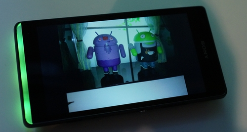 SONY Xperia SP,炫彩透明帶隨不同照片自我變色。