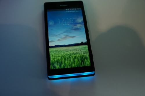 SONY Xperia SP,炫彩透明帶隨不同照片自我變色。