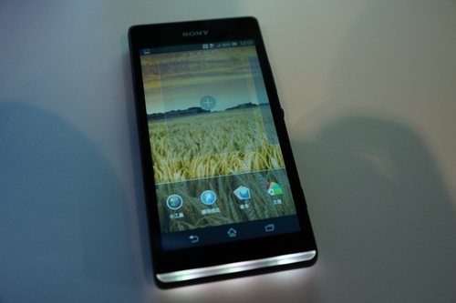 SONY Xperia SP,炫彩透明帶隨不同照片自我變色。