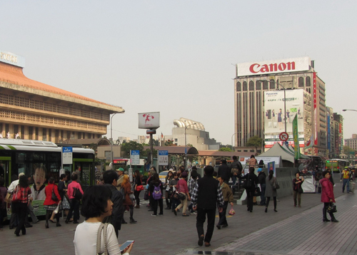 Canon 建立第三座全 LED 環保企業標誌