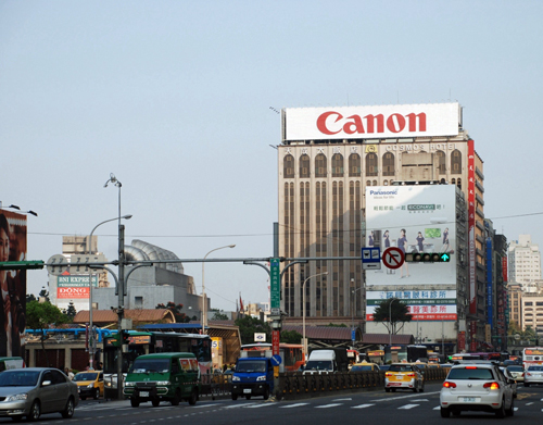 Canon 建立第三座全 LED 環保企業標誌