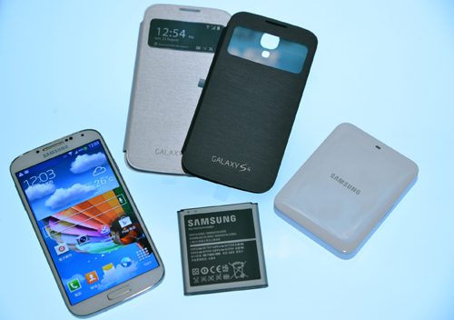 民眾更對 GALAXY S4 劃時代的懸浮手勢操作、多元拍照模式、亮麗清晰螢幕以及可透過原廠透視感應皮套上方透明視窗直接接聽電話的功能讚不絕口!