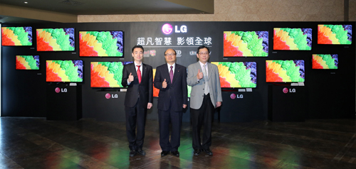 台灣 LG 電子董事長金柄亨(中)、家電營銷部副總經理羅時景(右)及家庭娛樂產品部協理鄭大一(左),一同發表 2013 年 LG Smart TV 全系列新款