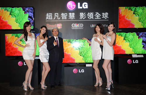 台灣 LG 電子董事長金柄亨 (左3) 今日發表 2013 年 Smart TV 全系列新款