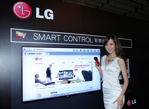 LG Smart TV 搭配新一代智慧遙控器 Point、Draw、Speak、Wheel 功能及Universal Control 整合控制,大幅精簡遙控器操作步驟