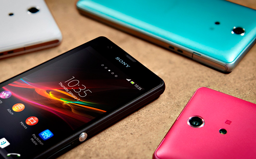 Xperia ZR 擁有黑、白、粉紅、碧綠四色,即將在 2013 年第二季於全球上市。