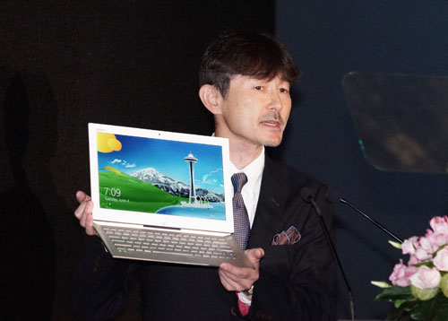 Sony公司 VAIO & Mobile 事業集團執行副總裁 赤羽良介展示VAIO Duo 13
