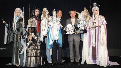 台灣大哥大營運總經理賴弦五(中)、霹靂國際多媒體董事長 黃強華(右二)與霹靂 cosplay 合影