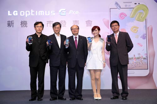 左起台灣大哥大副總經理黃文祥, 中華電信行動通信分公司副總經理鄭閔卿, 台灣 LG 電子董事長金柄亨, LG 手機年度代言人 Selina, 遠傳電信行動裝置管理處副總經理趙憶南一同為G Pro 站台