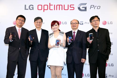 左起台灣大哥大副總經理黃文祥, 中華電信行動通信分公司副總經理鄭閔卿, LG手機年度代言人 Selina, 台灣 LG 電子董事長金柄亨及遠傳電信行動裝置管理處副總經理趙憶南一同為 G Pro 站台