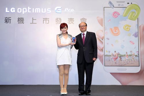 台灣 LG 電子董事長金柄亨贈送 LG 手機年度代言人 Selina 一支全新的Optimus G Pro