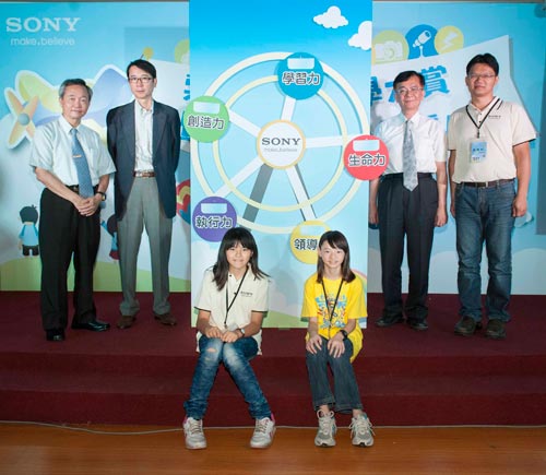 現場貴賓與小朋友一起啟動 Sony 學習樂園摩天輪