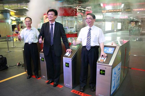 nfc 啟用開通儀式(右:中華電信行動通信分公司林國豐總經理、中:高雄市政府經發局曾局長、左:高雄捷運陳代總經理)