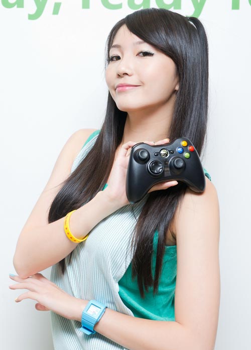全新 Xbox 360 上市 更輕更薄更時尚