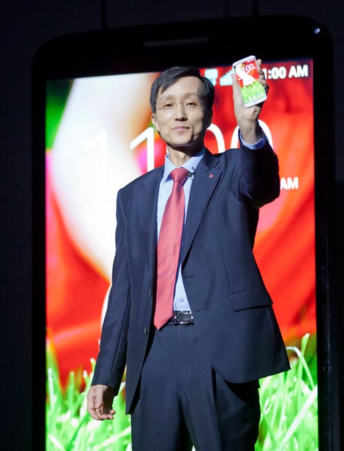 LG 電子行動通訊總裁兼執行長 Dr. Jong-seok Park 宣布 LG G2 正式發表