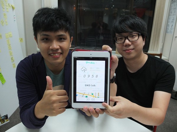 台大學生自組的SMD Lab.團隊,設計出可推算微笑單車還車時間的ubike app,兩天內衝上旅遊類免費排行榜第一名,圖右為美術設計師吳謹亘,左為商業設計師張哲誠。