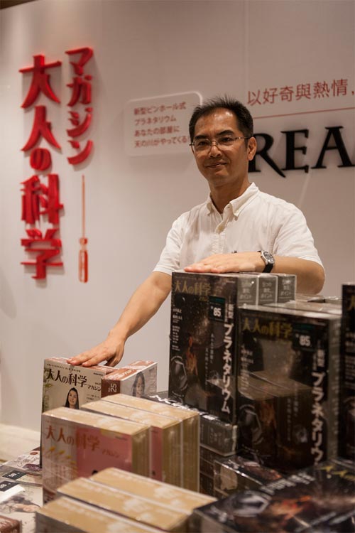 日本科學雜誌「大人の科学」每期隨雜誌附贈手作科學玩具零件,如自製 LOMO 相機,更曾引發 PTT 團購熱潮