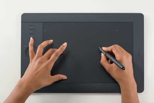 Intuos Pro 專業數位板內建無線模組配件與多點觸控