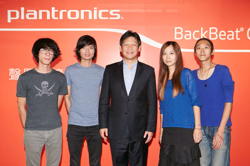 Platronics 大中華區董事總經理 陶海東(中)與創作性樂團熊寶貝分享BackBeat GO 2