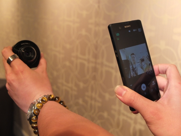 現場以QX 10搭配Xperia Z,配合升級過的PlayMomeries 3.1,即可進行實際遙控拍攝,玩家張先生表示,遙控時畫面流暢度,比遙控RX100m2表現好。