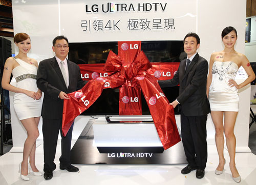 台灣 LG 電子家電營銷部羅時景副總經理(左2)和家庭娛樂產品部鄭大一協理(左3)為 LG Ultra HD TV 超高畫質電視 84 型揭開彩帶