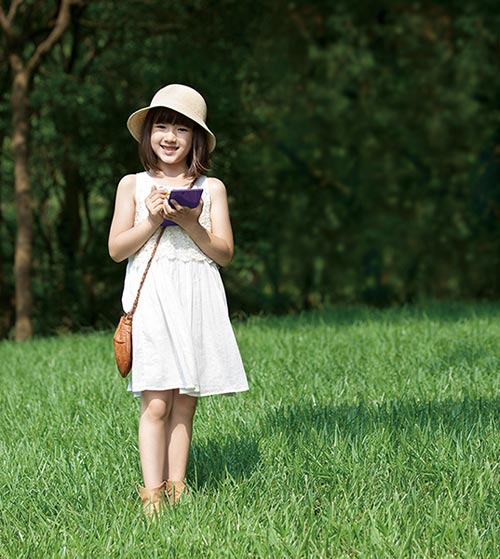 Xperia Z Ultra 僅 212g 極致輕巧，IP55 IP58 防水防塵，讓您隨時隨地盡享精彩生活