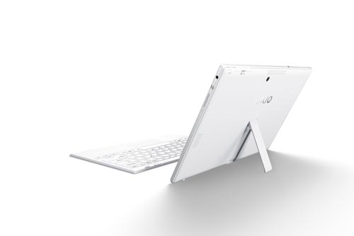 VAIO Tap 11 機背設計隱藏式的腳架,可以讓  VAIO Tap 11 站立在桌面上