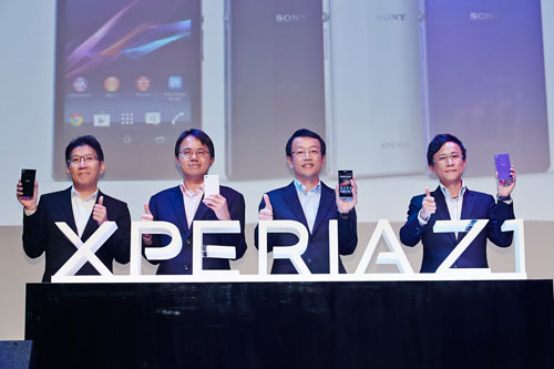 完美 超之在我!Sony Mobile 總經理林志遠(右二) 率領管理團隊強勢推出夢幻機皇 Xperia Z1!
