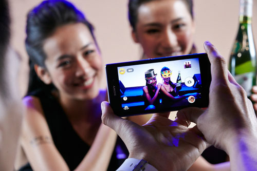 Xperia Z1 的 AR 擴增實境效果在拍照時可即時增添各種趣味影像,歡樂錦上添花!