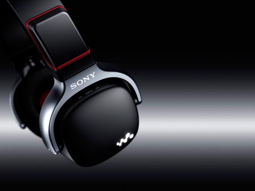 SONY Walkman WH系列擁有隨身喇叭切換功能,掛在脖子上即可一鍵啟動環繞音效喇叭