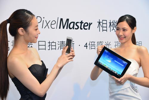 華碩The new PadFone Infinity配備1300萬畫素相機與華碩獨家PixelMaster 影像處理技術,日拍清晰、夜拍更鮮明,支援世界最快每秒 35 張連拍技術,完美影像精準呈現,並內建多種拍攝情境模式更直覺易用