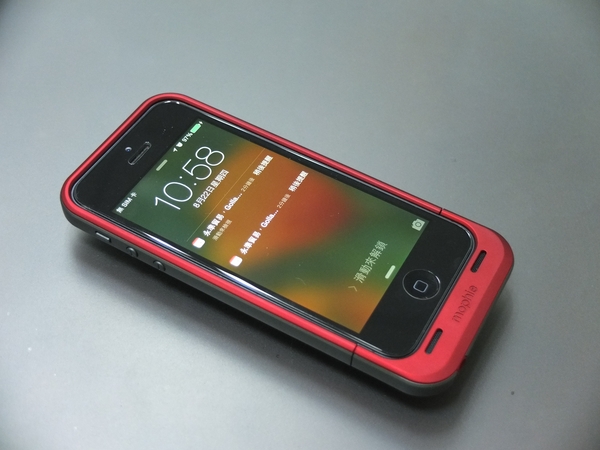 經過認證的Mophie juice pack Plus for iPhone 5 背蓋電源，插上使用iOS 7測試版的 iPhone 5 後，不會出現警告訊息。