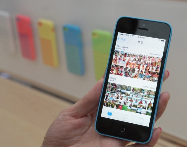 iOS 7 的照片可依年份分類。
