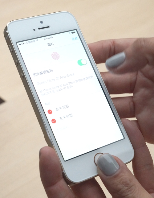 透過Touch ID指紋辨識,手機資安更嚴密,最多可以輸入五根不同手指,所以可以讓親密愛人也來染指?