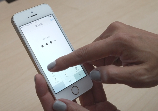 蘋果宣稱,指紋只存在iPhone 5s上,不會上傳iCloud,即使App要用指紋解鎖,也是經由感應器擷取後,直接透過安全晶片比對,App僅知道比對是否成功。