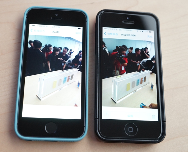 iPhone 5s(左)與iPhone 5同時使用閃光燈拍照,iPhone 5s會自動偵測人物臉孔,達到臉孔最佳曝光效果。