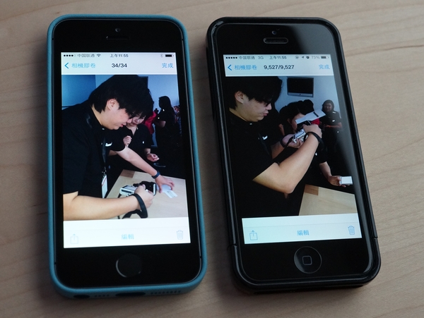 iPhone 5s(左)與iPhone 5同時使用閃光燈拍照,iPhone 5s的True Tone 閃光燈會針對現場環境色溫,調整白光與黃光比例,拍出最佳膚色。