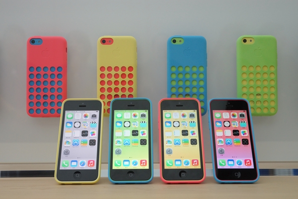 iPhone 5c不但有彩色外殼,連桌布背景也可調為同色系,蘋果講究細節,由此可見。